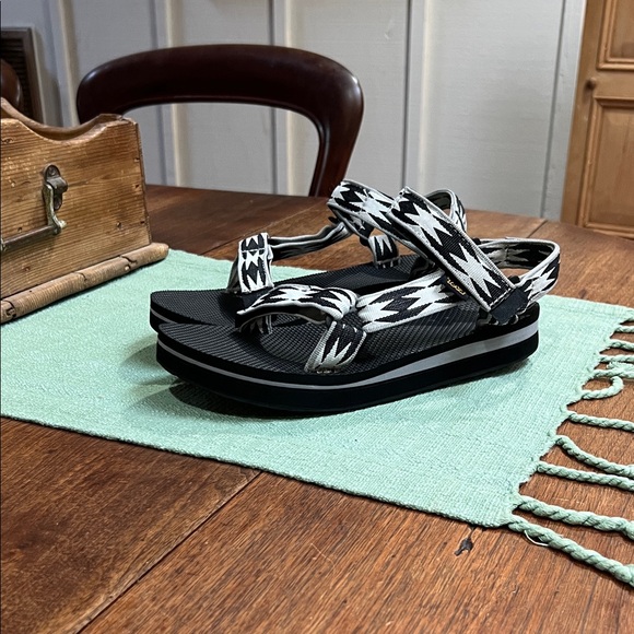 Teva Shoes - Teva Midform Universal Sandals in B/W Pattern